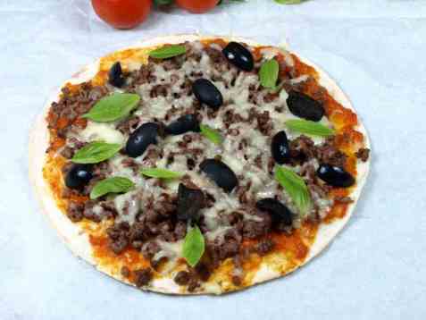 Tortillapizza med oliven og kjøttdeig oppskrift.