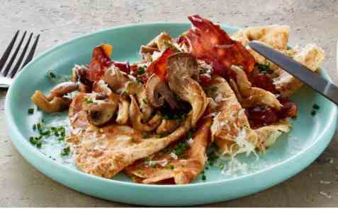 Grove pannekaker med ost, sopp og bacon oppskrift.