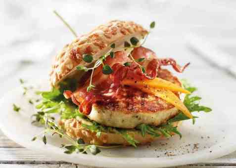 Fiskeburger med cheddar og bacon oppskrift.