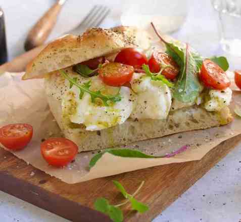 Focaccia med mozzarella, tomat og pesto oppskrift.