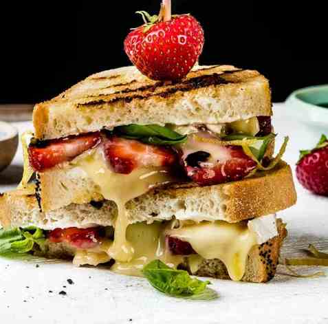 Ostesmørbrød med økologisk brie, jordbær og basilikum oppskrift.