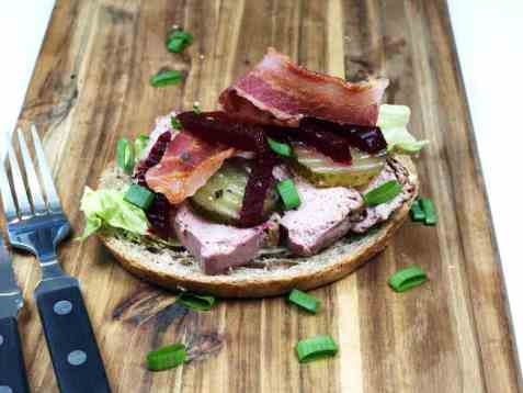 Blings med leverpostei, rødbeter og bacon oppskrift.