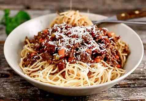 Spaghetti bolognese med oksekraft og soltørket tomat oppskrift.