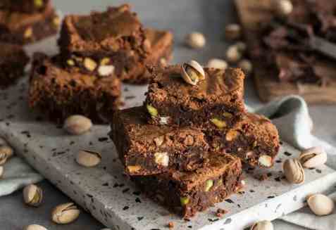 Brownies med pistasj og hvit sjokolade oppskrift.