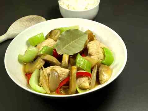 Makedonsk kyllinggryte med pak choy oppskrift.