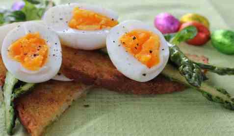 Bruschetta med egg og asparges oppskrift.