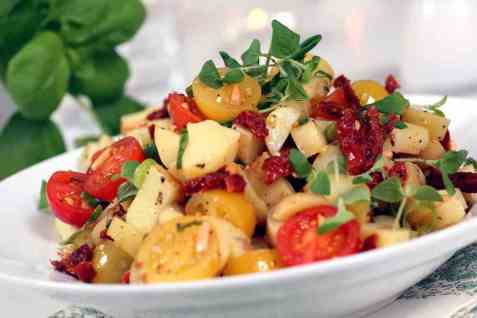 Potetsalat med cherrytomater oppskrift.