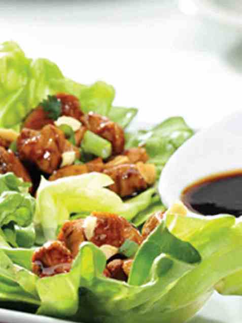 Salatwraps med asiatisk sviskesaus og kylling oppskrift.