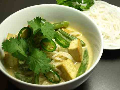 Grønn curry med tofu og nudler oppskrift.