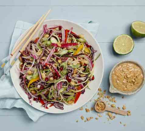 Thailandsk salat med squashnudler og peanøttdressing oppskrift.