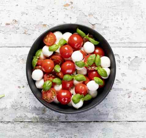 Salat caprese med mozzarellakuler oppskrift.