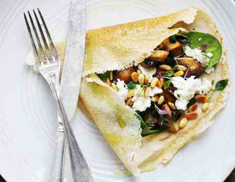 Galette med stekte grønnsaker, fetaost og pinjekjerner oppskrift.