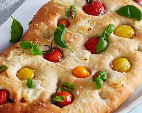 Focaccia med tomat, ost og basilikum oppskrift.