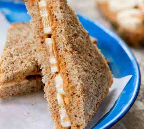 Blings med peanøttsmør og banan oppskrift.