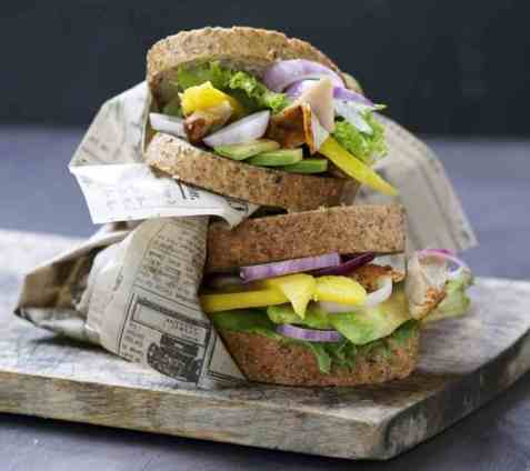 Kyllingsandwich med salat oppskrift.
