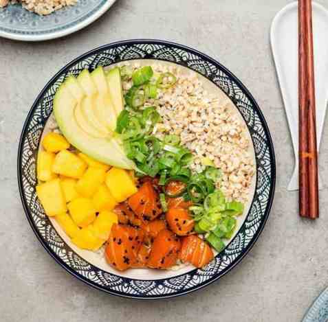 Pokè med laks og byggris oppskrift.