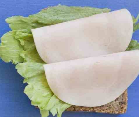 Skive med kyllingpålegg og salat oppskrift.