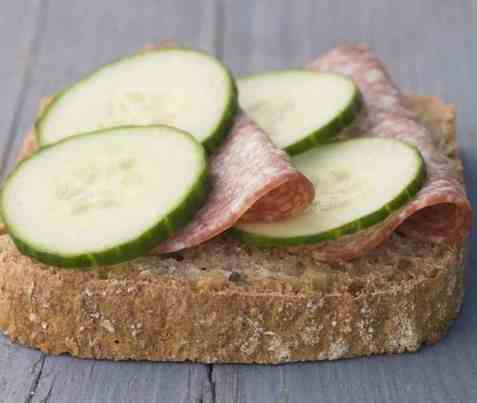 Skive med salami og agurk oppskrift.
