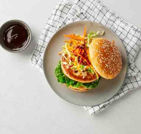 Fiskeburger med syltede grønnsaker oppskrift.