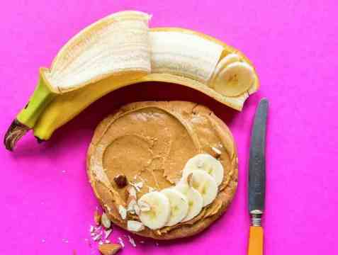 Brød med banan og peanøttsmør oppskrift.