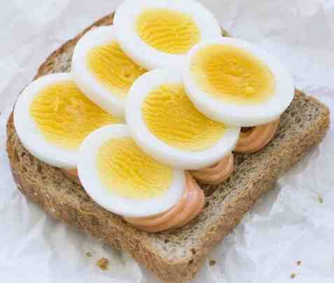 Skive med kokt egg og kaviar oppskrift.