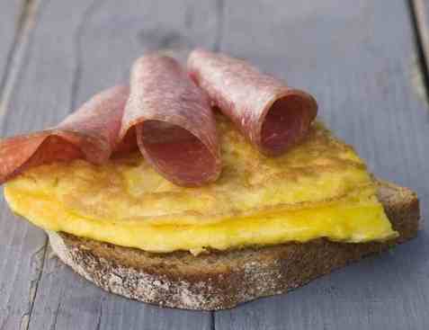 Skive med salami og omelett oppskrift.