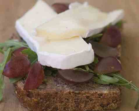 Blings med brie, ruccola og druer oppskrift.