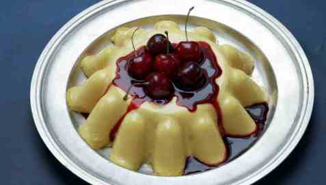 Alexandrapudding med kirsebærsaus oppskrift.