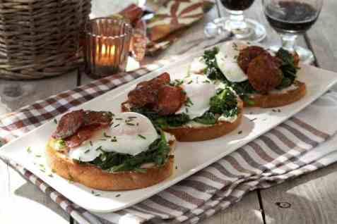Smørbrød med chorizo, posjert egg og smørdampet spinat oppskrift.