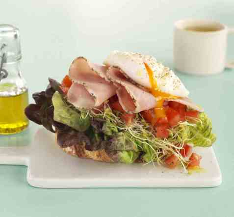 Smørbrød med posjert egg og skinke oppskrift.