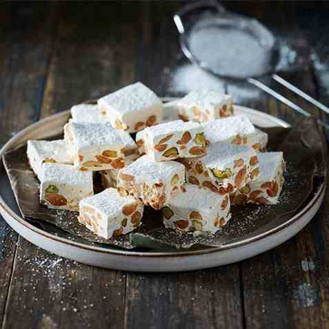 Fransk nougat med peanøtter og pistasj oppskrift.