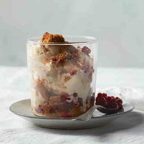 Pepperkakeparfait med tyttebær oppskrift.