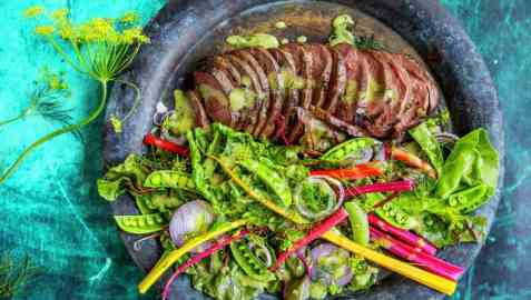 Reinsdyrstek med mangoldsalat oppskrift.