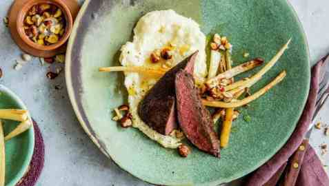 Reinsdyrfilet med pastinakkpuré og nøttesmør oppskrift.