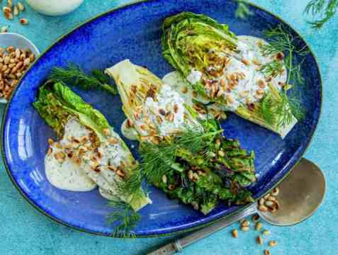 Grillet hjertesalat med fetaostdressing oppskrift.