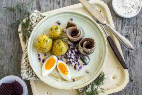 Sild og poteter med smilende egg oppskrift.
