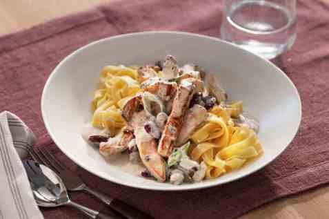 Pasta med strimlet svinekjøtt og blåmuggost oppskrift.