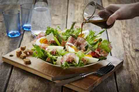 Salat med salami og egg oppskrift.