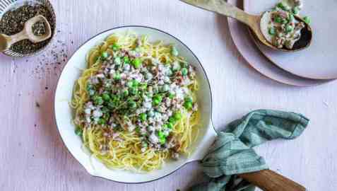 Kremet spagetti med kjøttdeig av svin, bacon og erter oppskrift.