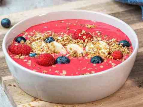 Smoothie bowl med bær og banan oppskrift.