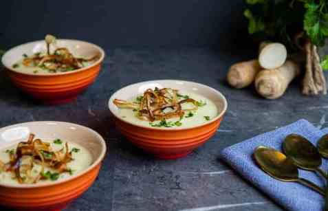 Persillerotsuppe med sprøstekte persillerotstrimler oppskrift.