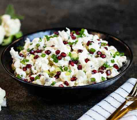 Blomkålsalat med vårløk og granateple oppskrift.