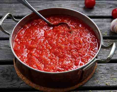 Hjemmelaget tomatsaus oppskrift.