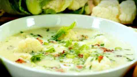 Blomkålsuppe med bacon og purre oppskrift.