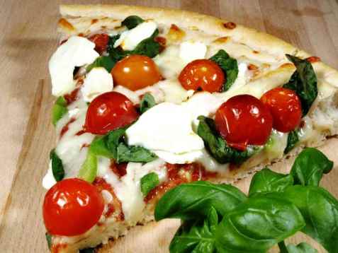 Pizza med tomat, mozzarella og basilikum oppskrift.