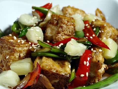 Sprøstekte grønnsaker med tofu oppskrift.